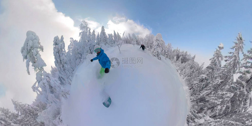 3D360OVERCAPTURE两名自由滑雪者在偏远的荒野中骑着新鲜的粉雪与滑雪板夫妇在山林中骑着完美的战俘雪的小世界阳图片