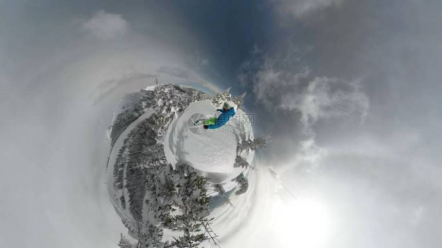 3D360OVERCAPTUREFreeride滑雪者在偏远的荒野中骑着新鲜的粉雪与滑雪板男子在山林中骑完美战俘雪的小世界阳图片
