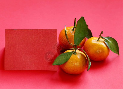红色背景中的橘子农历图片