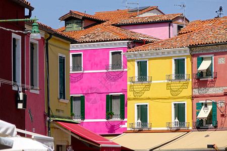 色彩缤纷的房屋的白色框架窗户引人注目图片