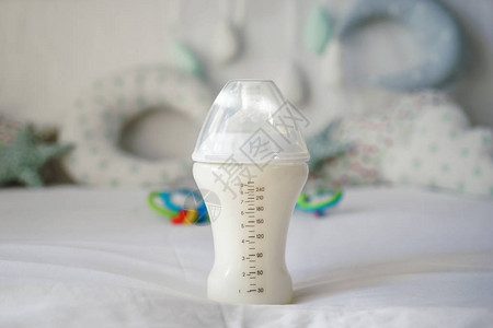 在床上喂奶瓶婴儿配方奶粉图片