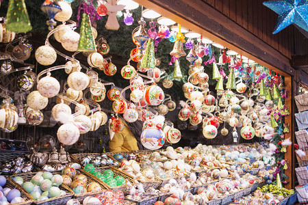 奥地利维也纳圣诞市场摊位的特写圣诞市场上的圣诞装饰品圣诞快乐图片