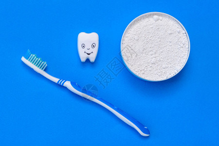 牙膏和牙刷旁边的牙齿假牙微笑图片