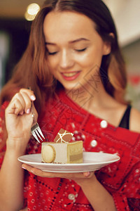 咖啡馆里的美女模特吃着甜食图片