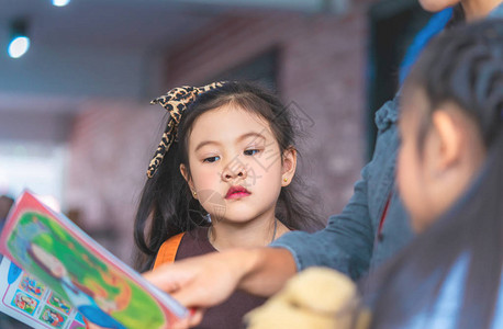 老师正在读故事书给幼图片