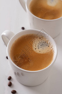 白色大理石上的两杯白色咖啡图片