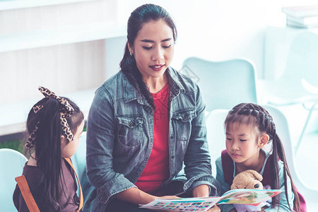 老师正在读故事书给幼图片