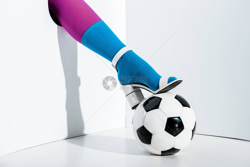 女将腿插在紫色紧身裤蓝袜子和白高跟鞋上图片