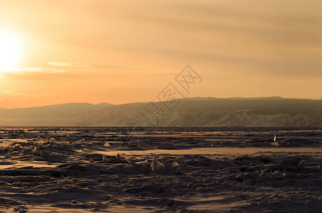 日落在贝加尔湖小海峡冰面上反光闪图片
