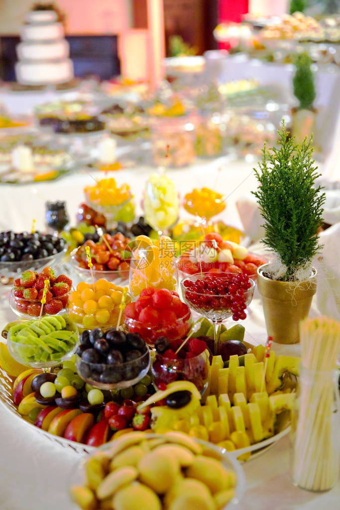 在精美的餐桌上精心挑选的蛋糕和水果组合图片