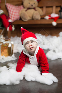 穿着圣诞老人服装的婴儿男孩图片