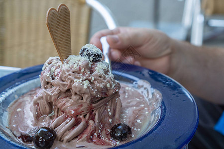 吃美味的巧克力冰淇淋图片