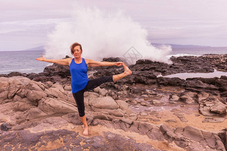 一个在毛伊岛海岸练习瑜伽的女人图片