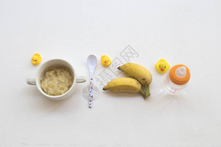 香蕉泥干健康食品水瓶布局的香蕉果图片