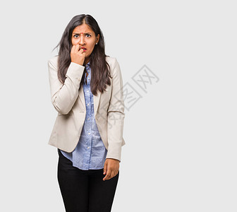 年轻的商业印度女青年咬指甲紧张非常焦虑和害怕未来感到惊慌和压图片