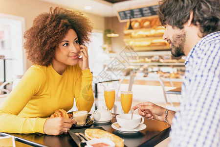 小情侣在咖啡馆吃早餐图片