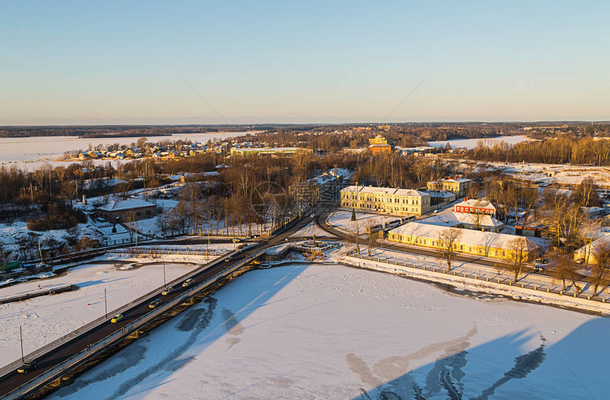 从芬兰湾冰封桥车和家庭冬季选择的高度角看图片