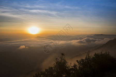 有雾的风景戏剧早晨美丽的日出薄雾覆盖山背景森林山雾图片