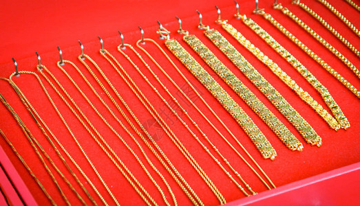 黄金首饰展示珠宝上红色背景的金项链图片