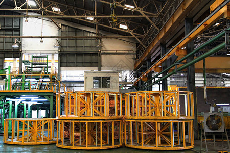 铜管的篮子卷堆积在所生产的工作区域内图片