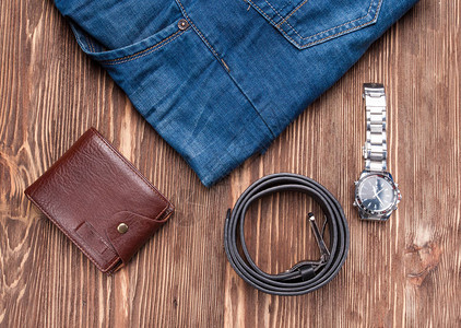 皮裤皮带和钱包棕色木制桌子图片