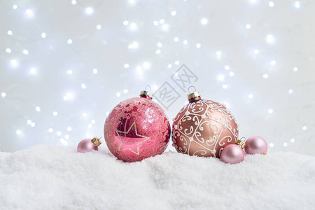白圣诞节有雪粉红球和背图片