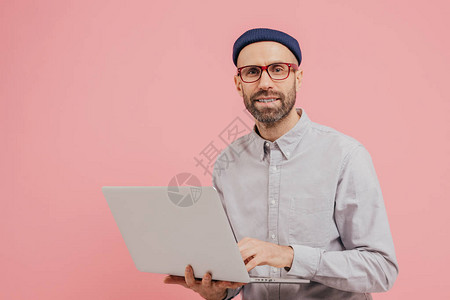 男互联网用户在笔记本电脑上浏览网站的照片图片