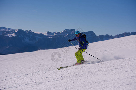 在冬季阳光明媚的白天在美丽的阿尔卑斯山风景下滑坡时图片