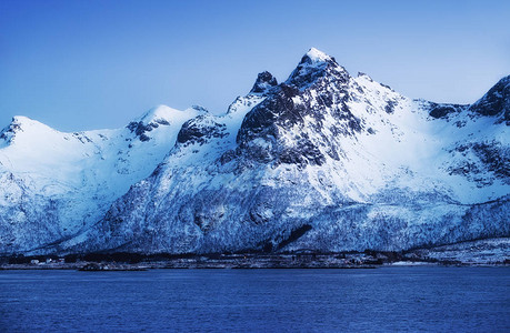 山脊和海洋水面挪威Lofoten群岛的自然景观日落图片