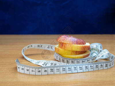 在木桌的标尺中切片苹果健身减重概念前拍图片