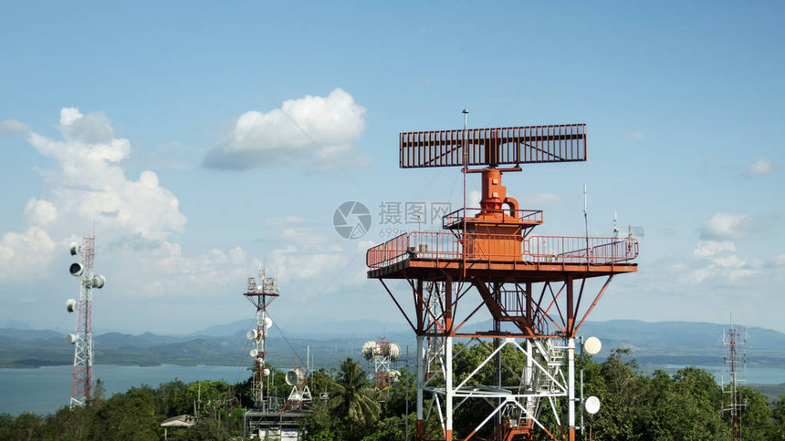 蓝天背景下的雷达通讯塔平面图片