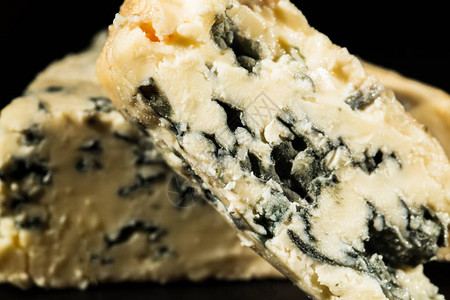 内有霉菌的切割蓝纹奶酪特写镜头高清图片