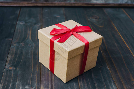 木桌背景上的棕色礼品盒背景图片