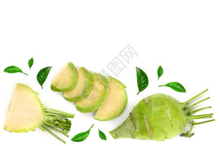 新鲜的大头菜与绿叶隔离在白色背景与复制空间为您的文本图片
