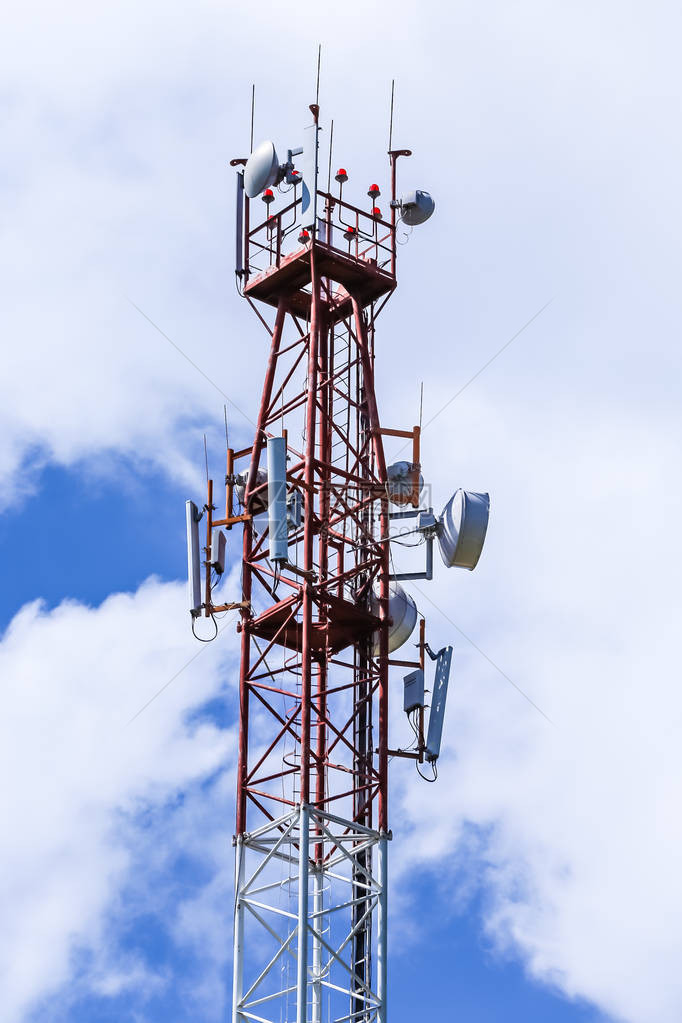 通讯塔配有各种天线微波和卫星天线图片