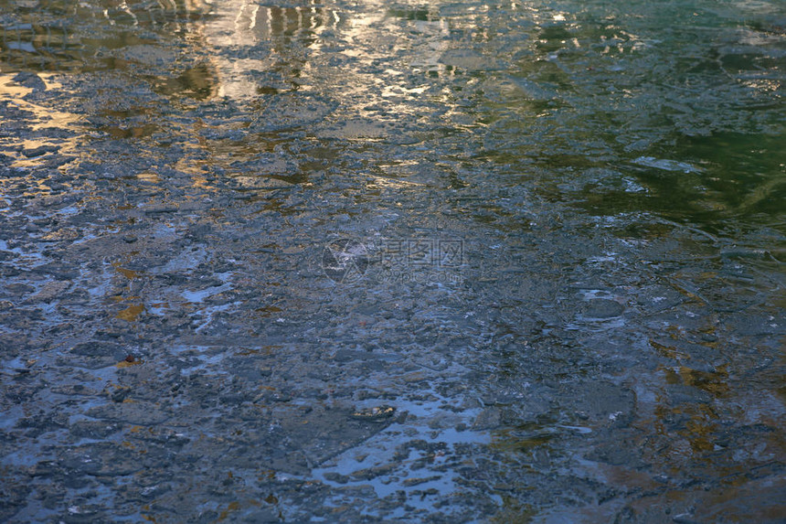 冬季结冰的水面与冰块图片