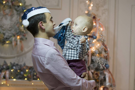 新年父亲和儿子圣诞老人戴圣诞礼帽的爸图片