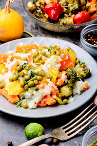 蔬菜米饭烩配南瓜胡萝卜豌豆和卷心菜秋季菜单意大利烩饭图片