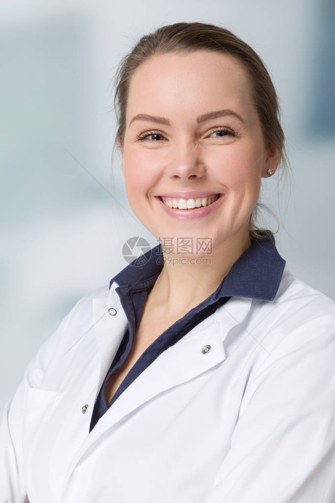 年轻笑着的女医生在医生整体图片