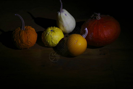 深色木桌上的彩色水果图片
