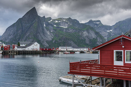 挪威罗弗敦群岛的红房子图片