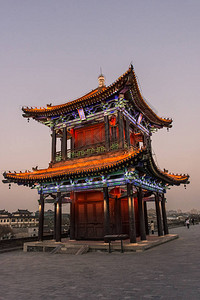 晚上西安城墙上美丽的灯火通明的背景图片