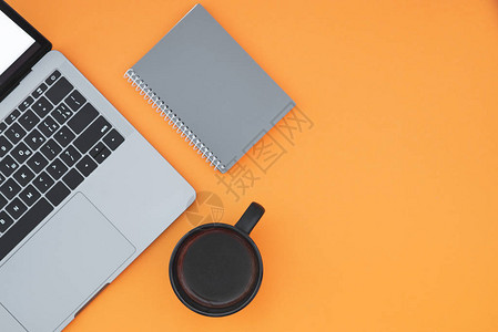 笔记本电脑笔记本和咖啡杯图片