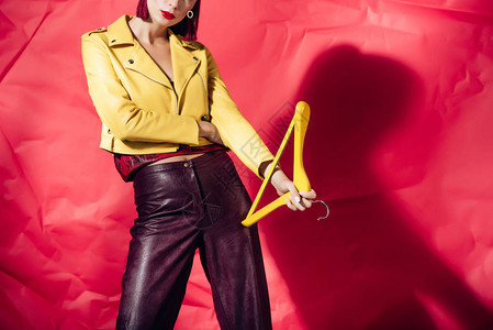 黄色皮夹克装上红色背面挂衣架的模型图示图片
