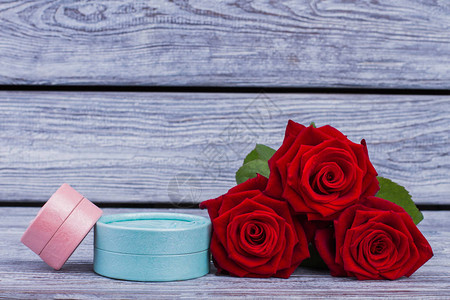 情人节背景与红色玫瑰鲜花和质朴的木头首饰盒背景图片