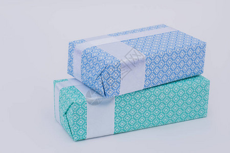 两个包装精美的圣诞礼盒孤立的节日礼物盒精美图片