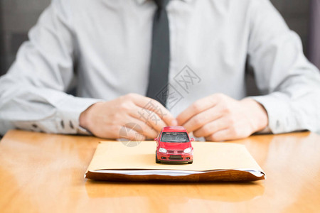 Man先生提交了一份汽车保险政策文件和汽车贷款申请图片