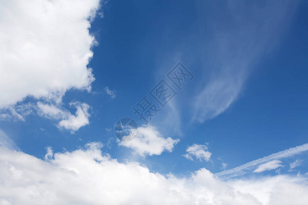蓝色天空和云层图片