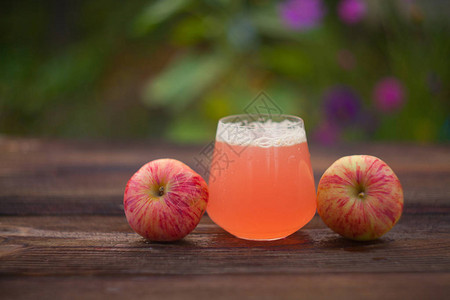美味新鲜的苹果汁在透图片