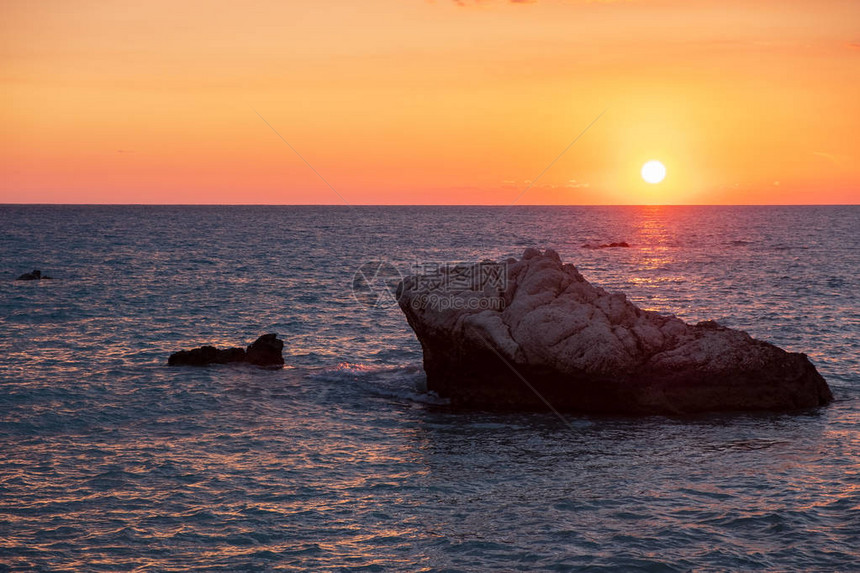 塞浦路斯帕福斯PetratouRomiou附近海滩的美丽的夕阳景色图片